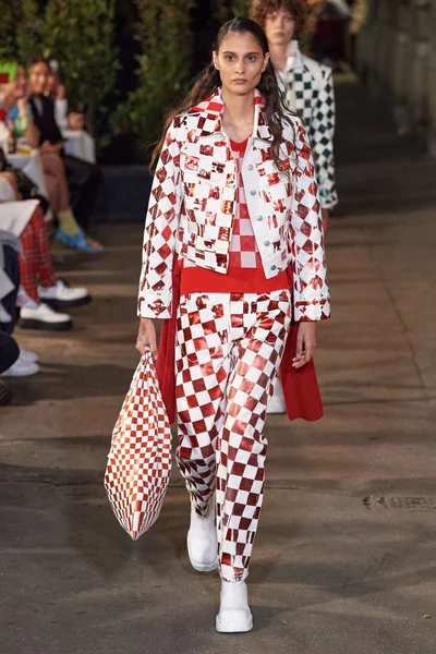 Look 16